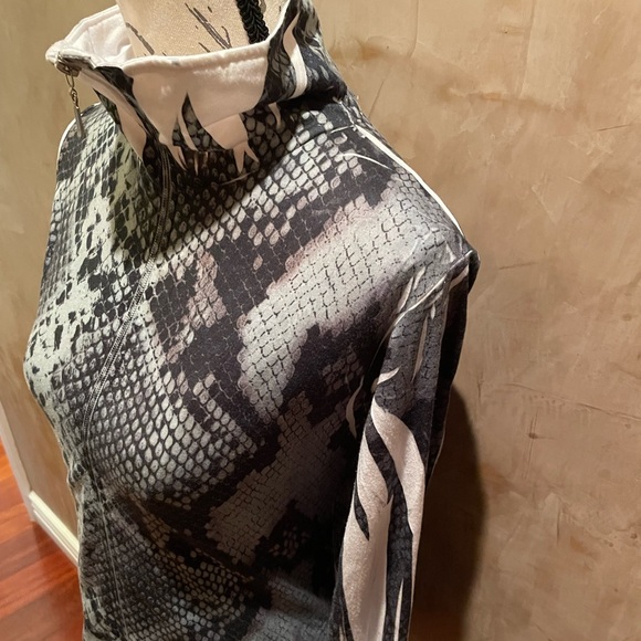 Bar link Zipper sweatshirt. Snake 🐍 print with Zebra 🦓 stripes. - Picture 10 of 11